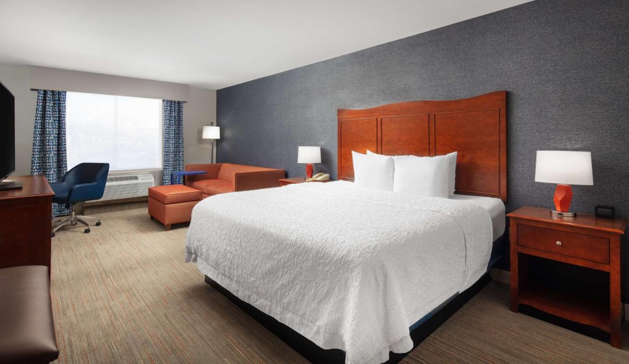 King Study with Sofa Bed - Non-Smoking at Hampton Inn Medford