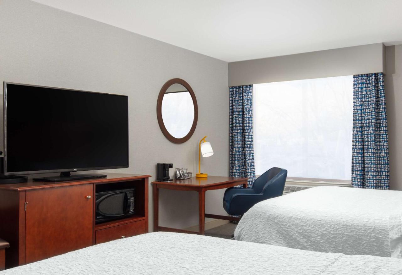 Queen Room with Two Queen Beds – Non-Smoking at Hampton Inn Medford