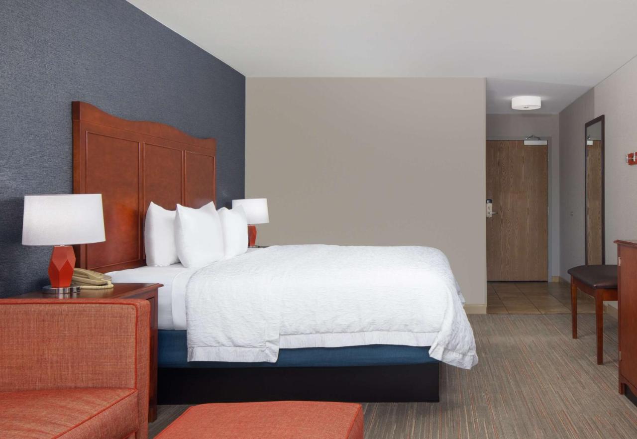 King Study with Sofa Bed - Non-Smoking at Hampton Inn Medford