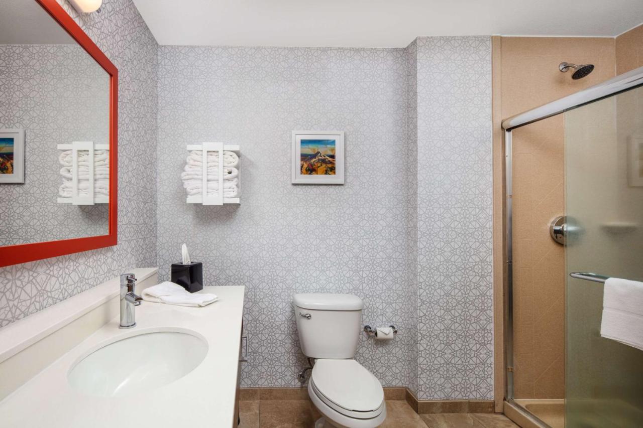 King Room - Hearing Accessible with Shower/Non-Smoking at Hampton Inn Medford