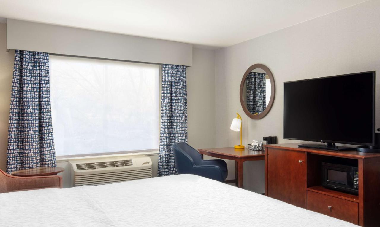 King Room - Non-Smoking at Hampton Inn Medford