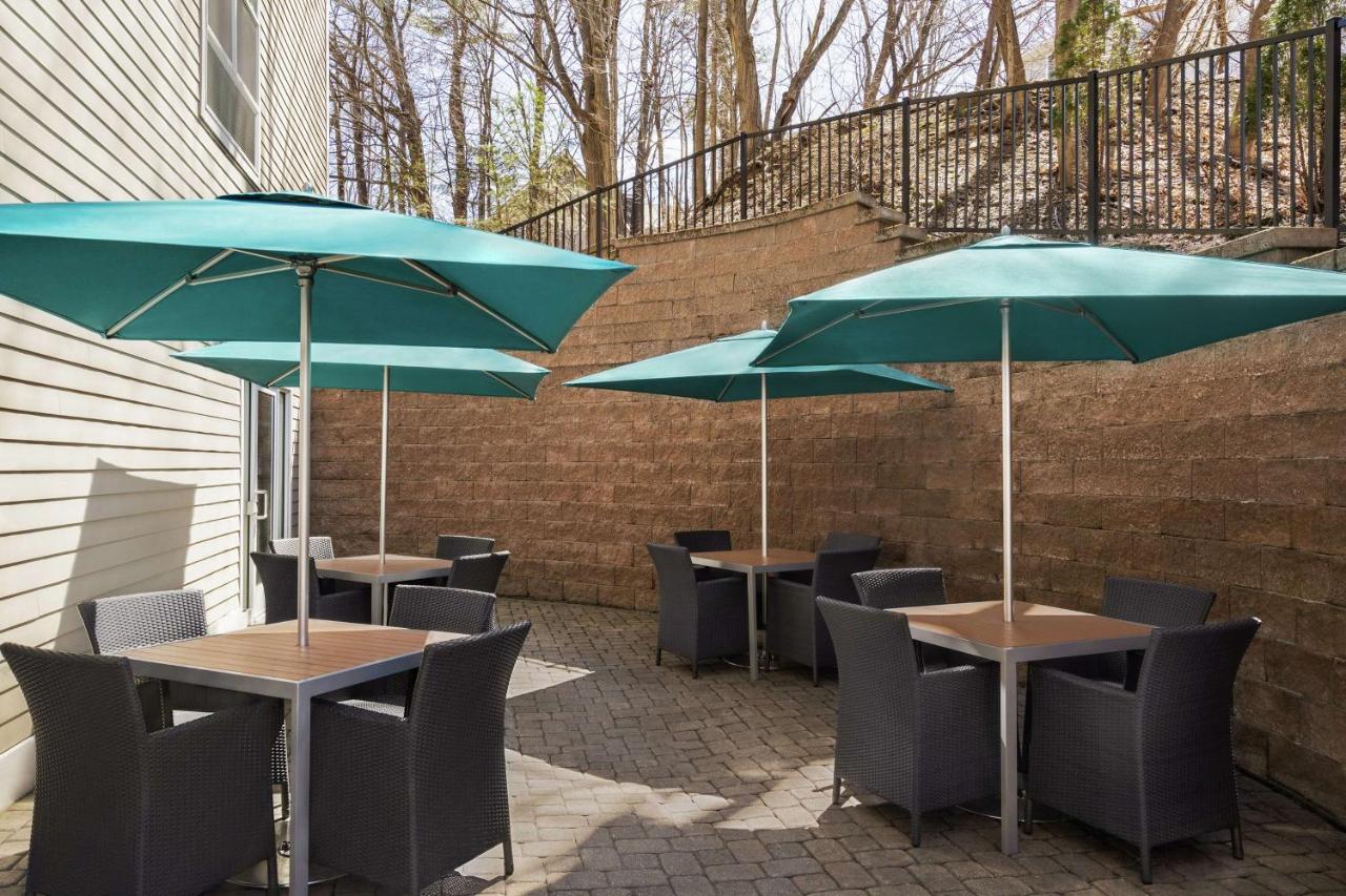 | Hampton Inn & Suites Exeter