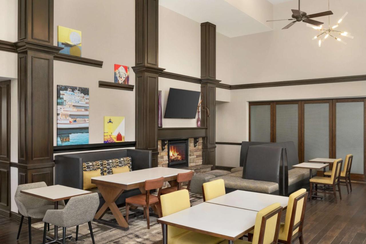 | Hampton Inn & Suites Exeter