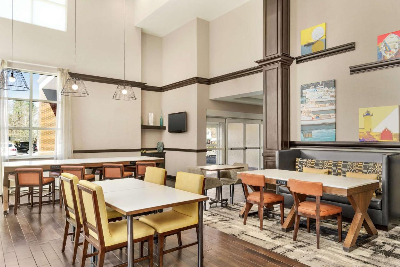 | Hampton Inn & Suites Exeter