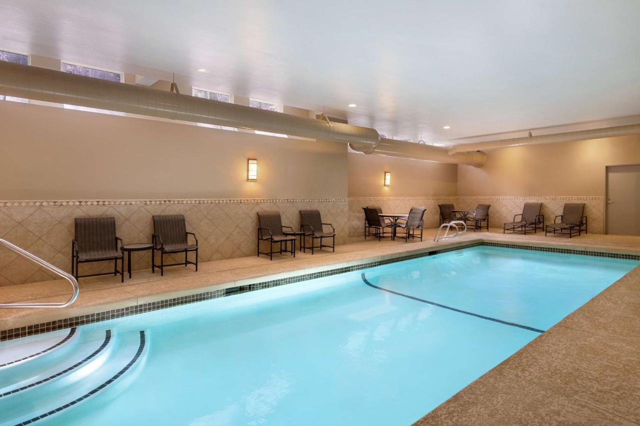 | Hampton Inn & Suites Exeter