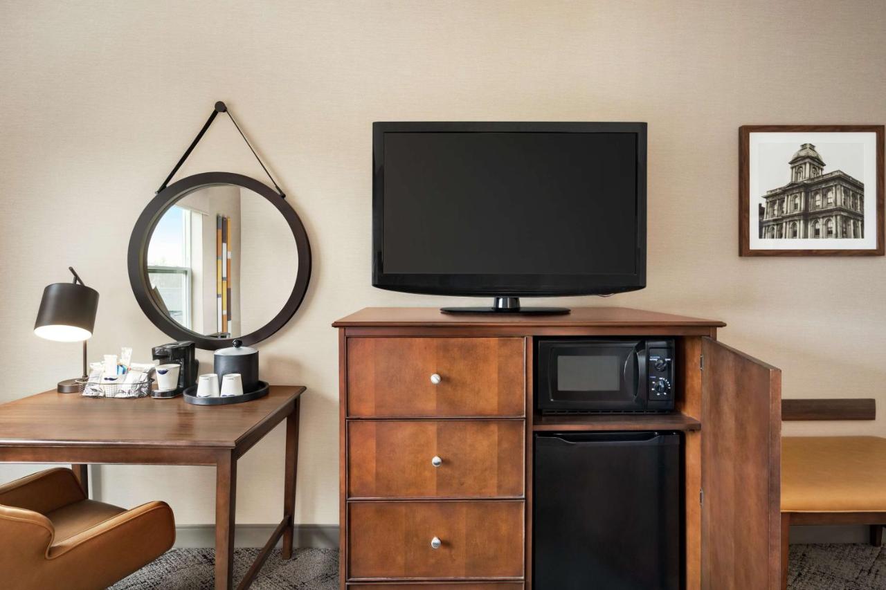 King Room at Hampton Inn & Suites Exeter