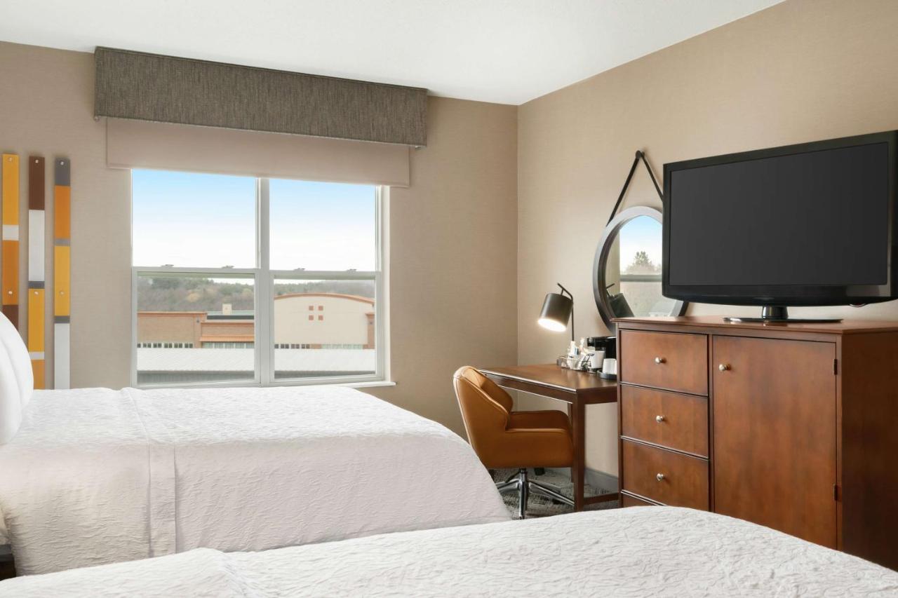 | Hampton Inn & Suites Exeter