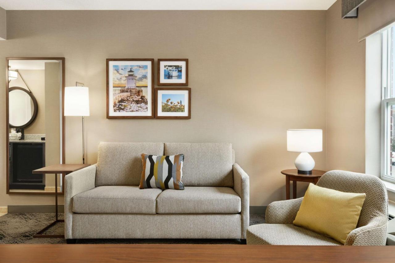 | Hampton Inn & Suites Exeter