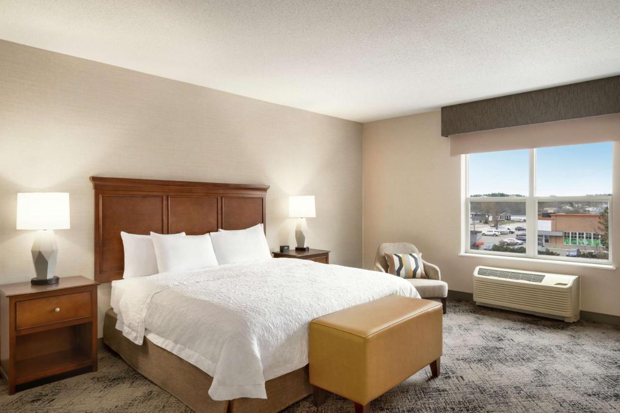 | Hampton Inn & Suites Exeter