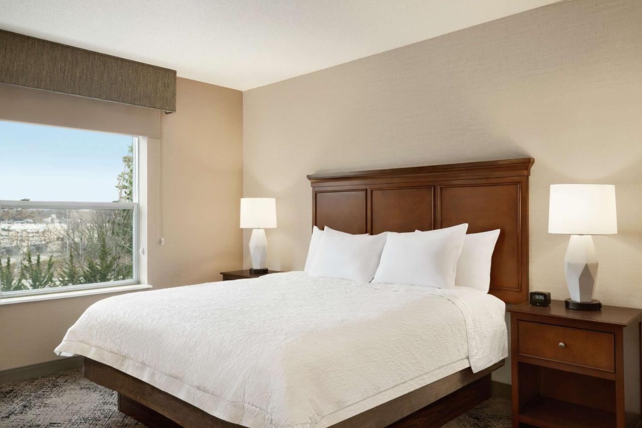 | Hampton Inn & Suites Exeter