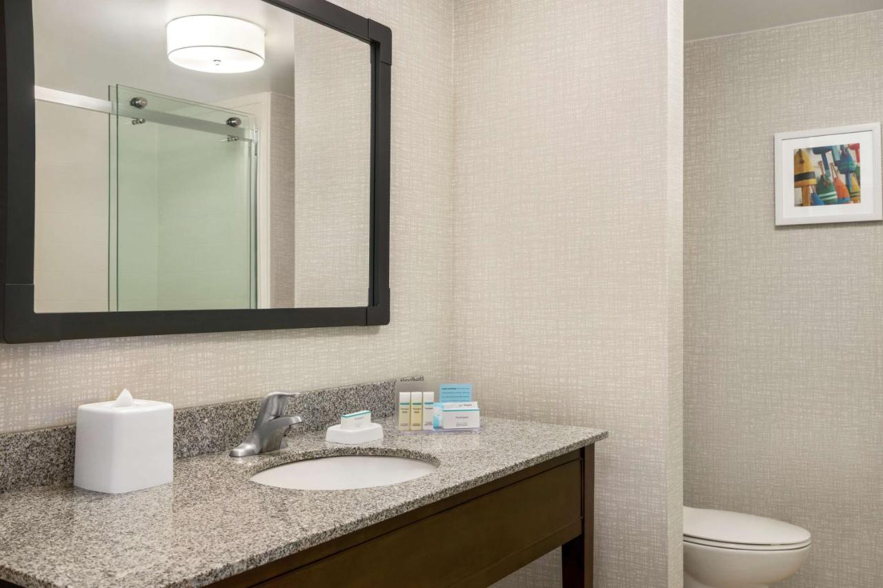 | Hampton Inn & Suites Exeter