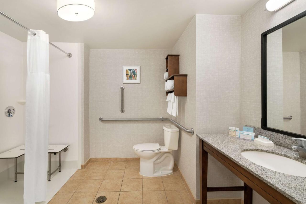 | Hampton Inn & Suites Exeter