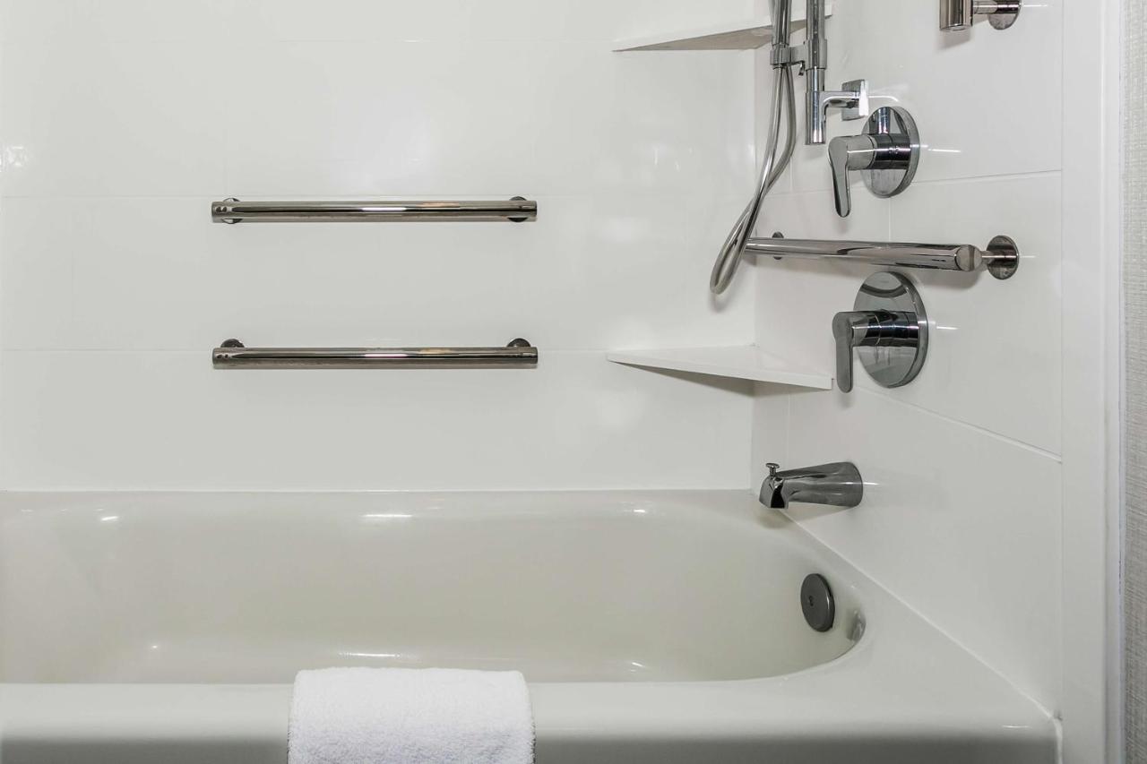 King Room with Bath Tub- Hearing Accessible/ Non-Smoking at Hampton Inn & Suites Mobile- Downtown Historic District