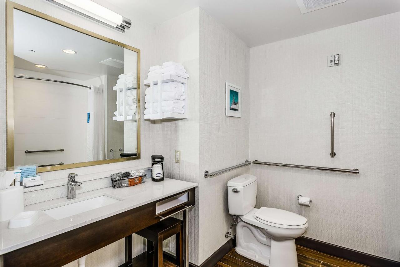 King Room with Bath Tub- Hearing Accessible/ Non-Smoking at Hampton Inn & Suites Mobile- Downtown Historic District
