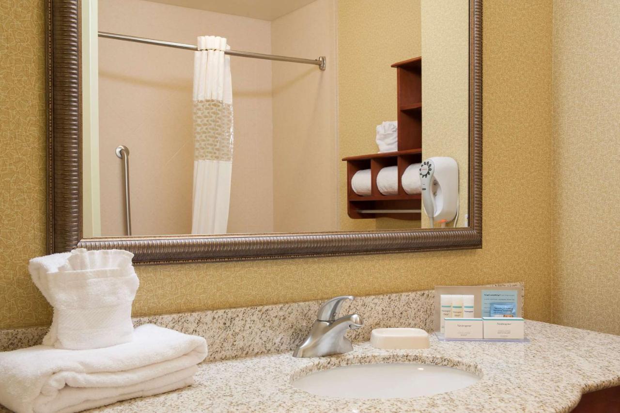 Queen Room with Two Queen Beds - Disability Access with tub at Hampton Inn Macomb