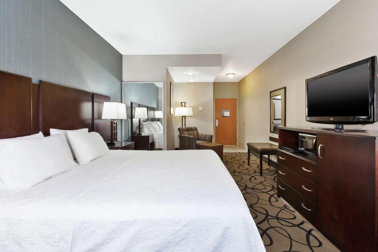 King Room with Shower Only at Hampton Inn Monroe