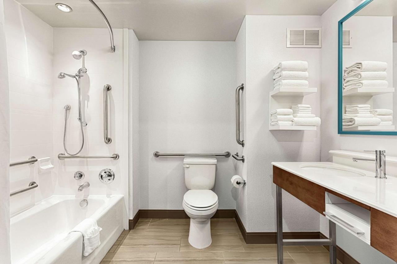 Double Room with Two Queen Beds and Bath Tub - Hearing Accessible/Non-Smoking at Hampton Inn Morganton