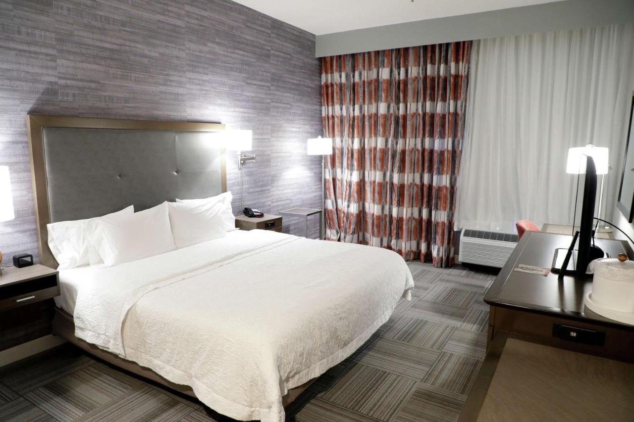 King Room with Bath Tub - Mobility/Hearing Accessible - Non-Smoking at Hampton Inn Muskogee