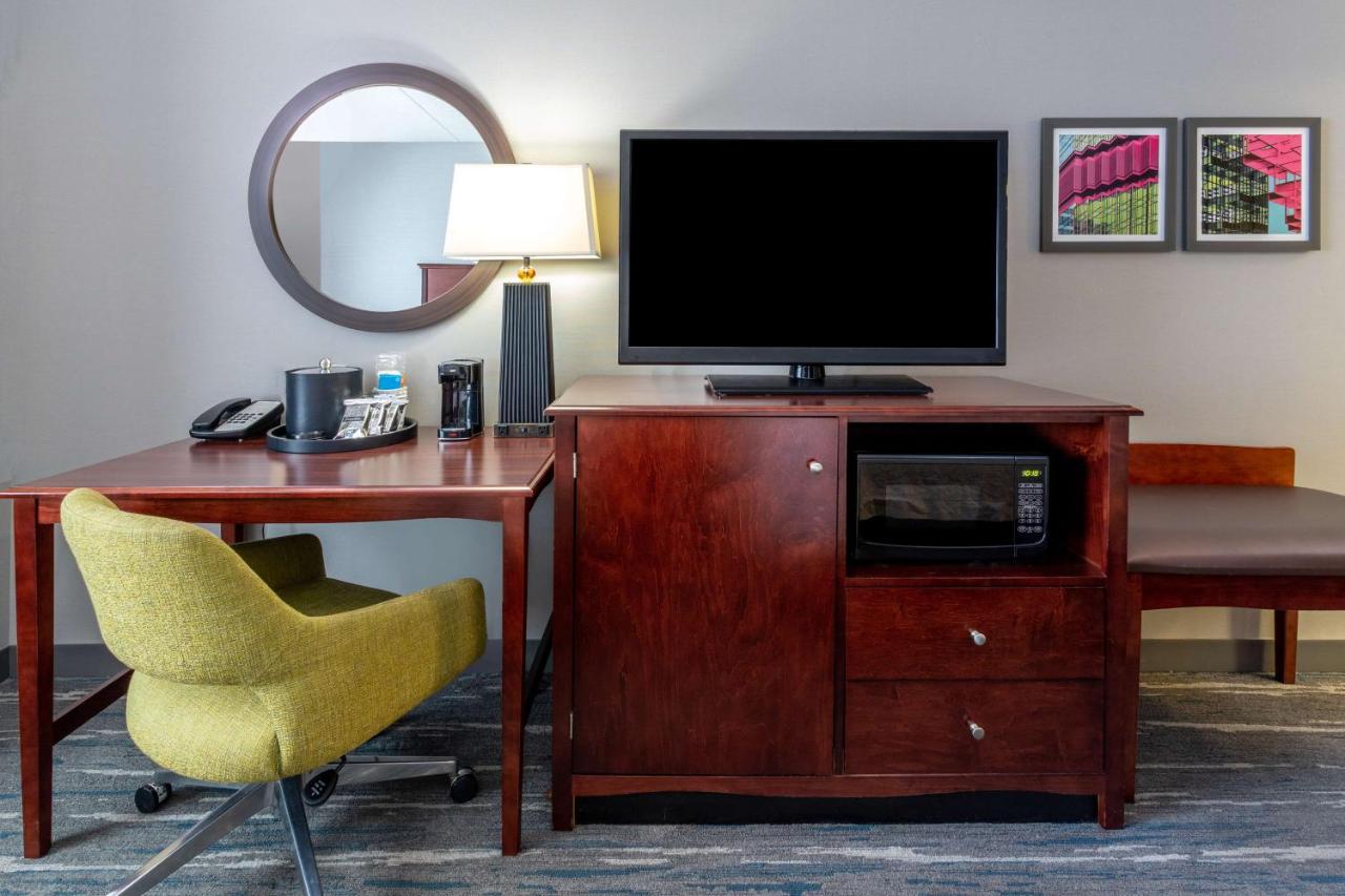 Queen Room at Hampton Inn Suites Minneapolis St Paul Arpt-Mall of America