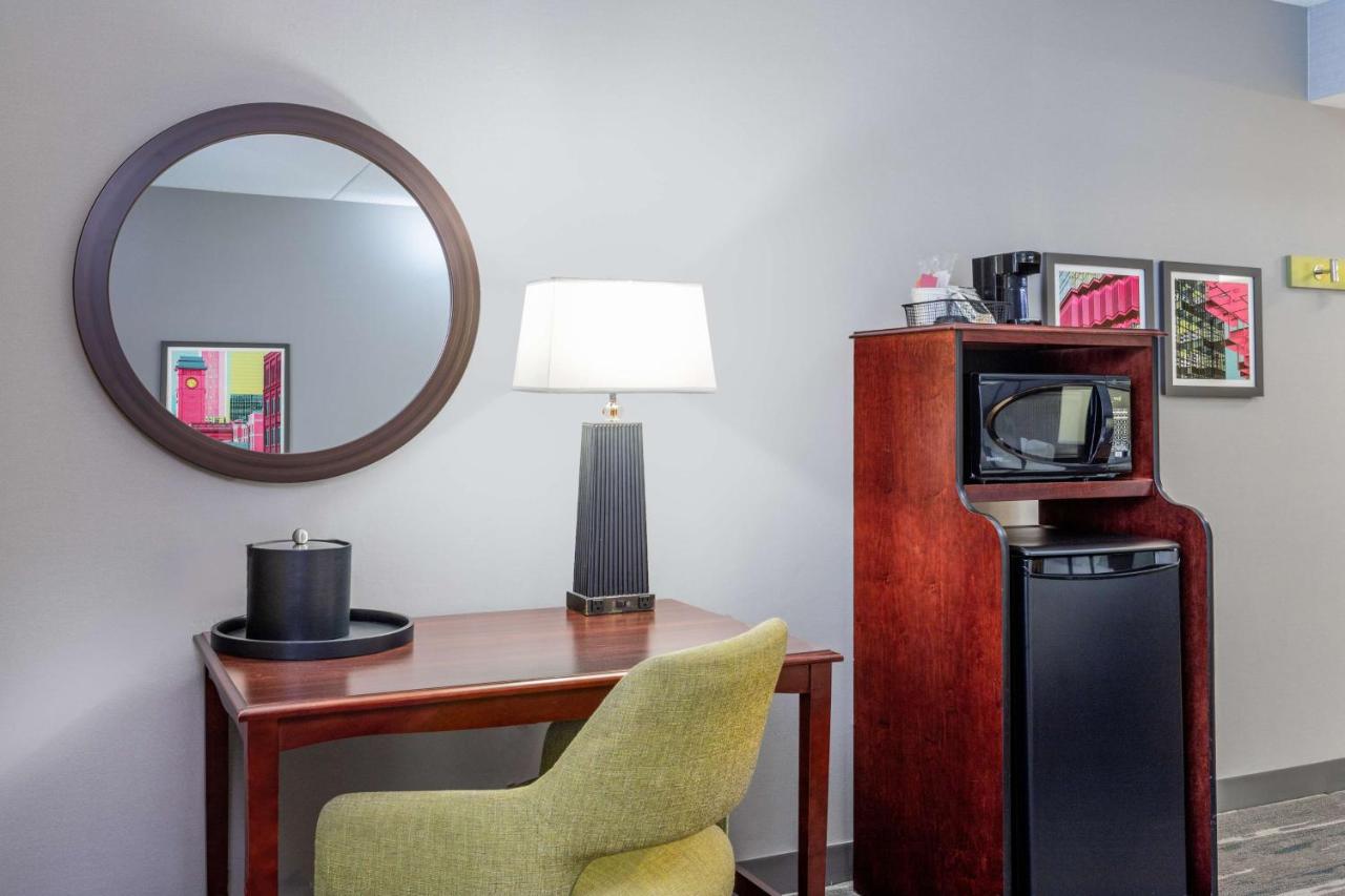 King Room at Hampton Inn Suites Minneapolis St Paul Arpt-Mall of America