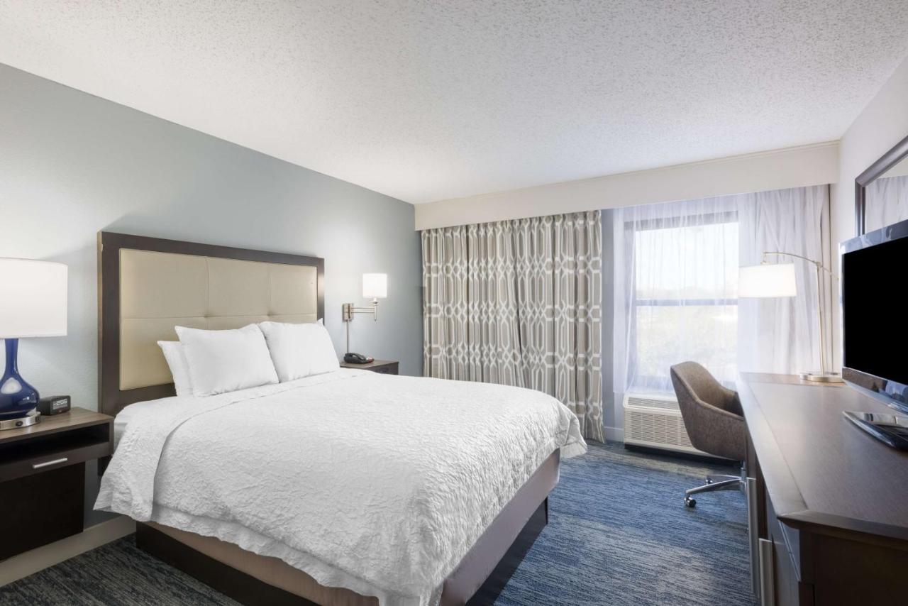 Queen Room with Micro / Fridge - Non-Smoking at Hampton Inn Mount Airy