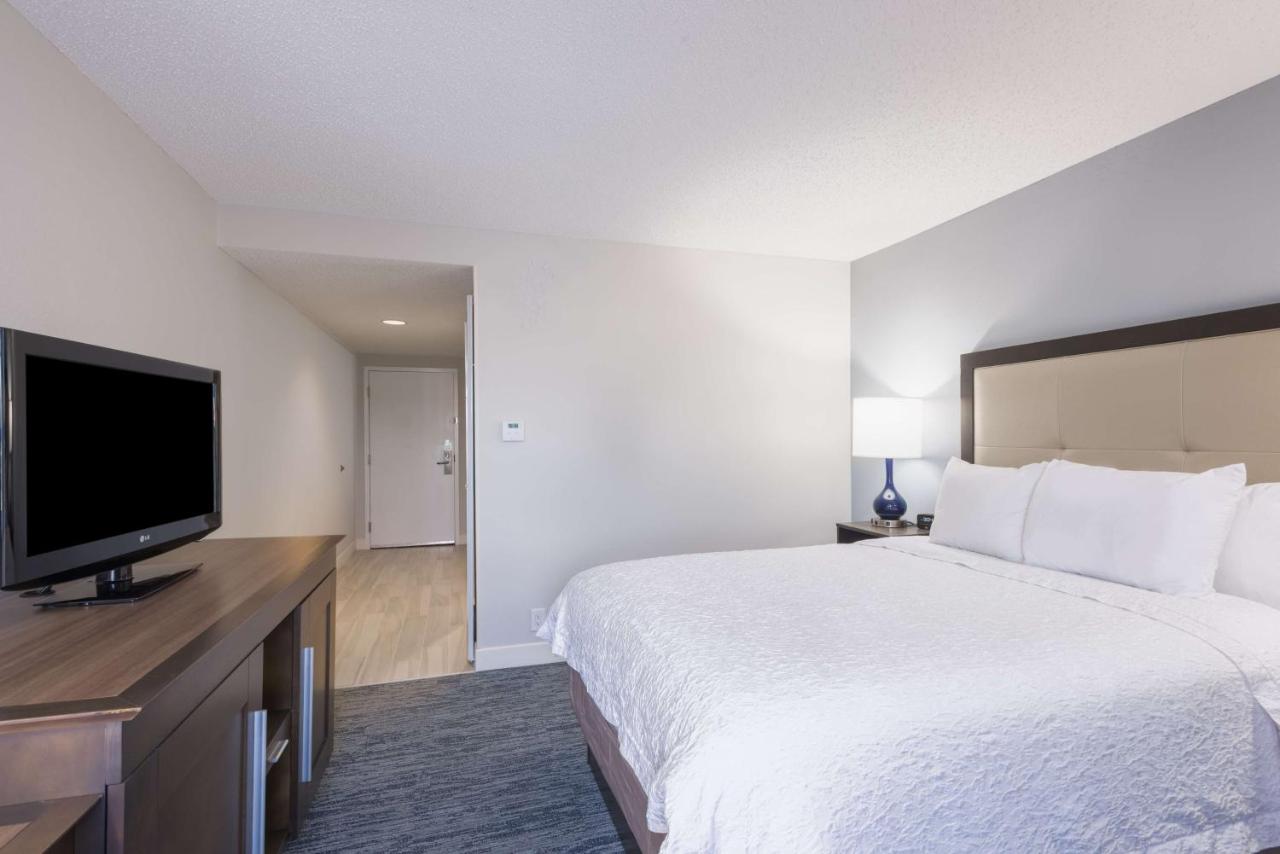 Queen Room with Micro / Fridge - Non-Smoking at Hampton Inn Mount Airy