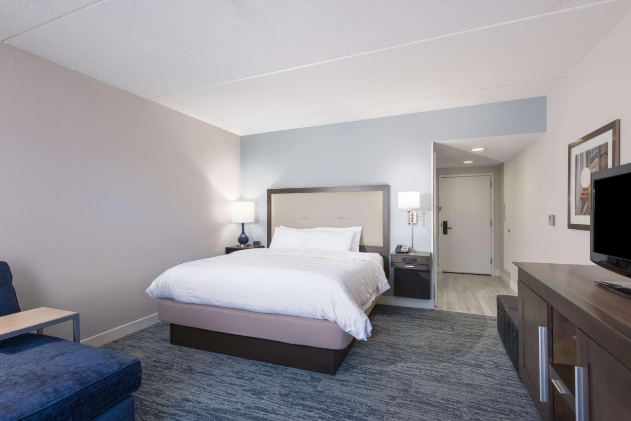 Deluxe King Room at Hampton Inn Mount Airy