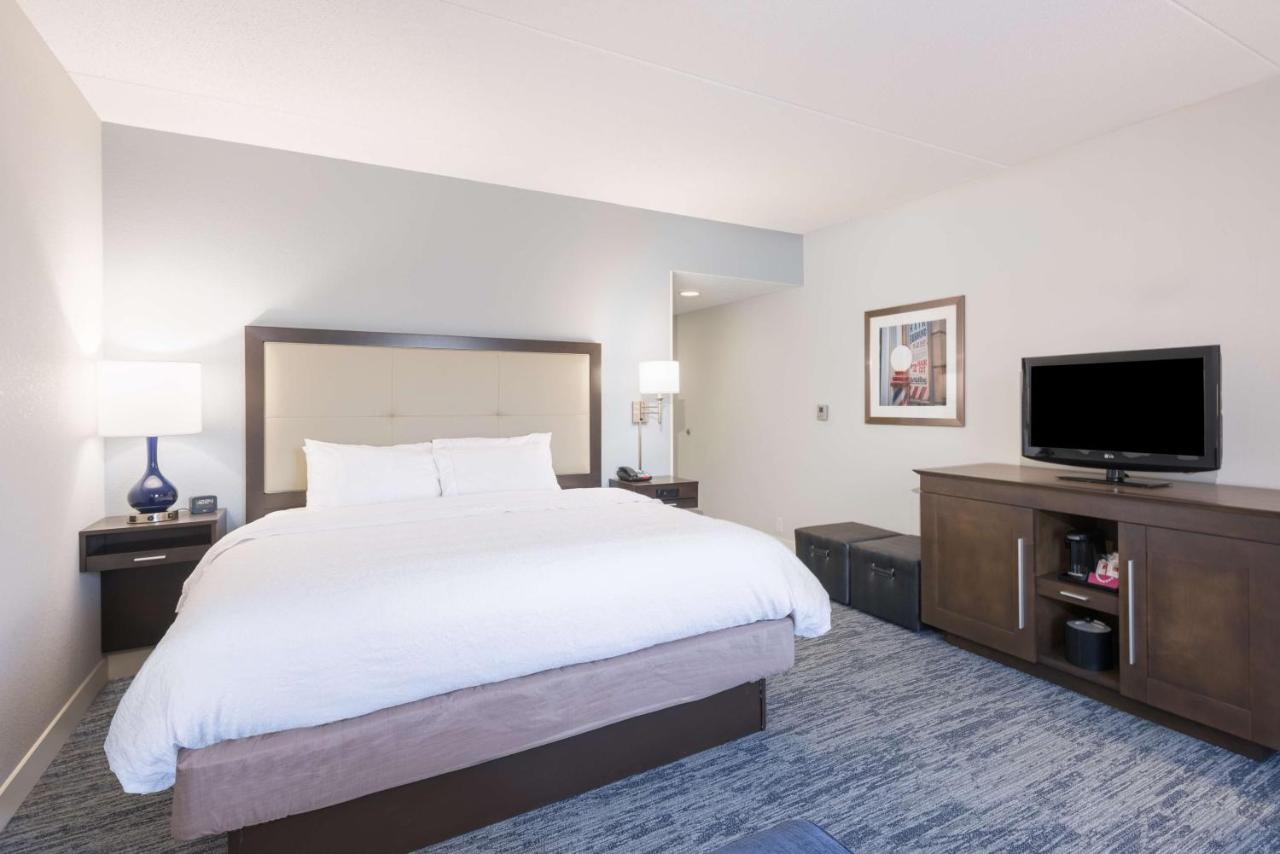 Deluxe King Room at Hampton Inn Mount Airy