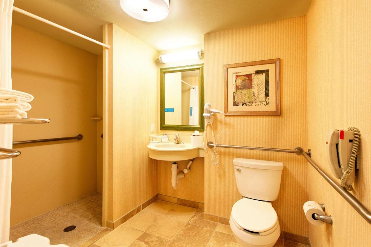 Queen Room with Two Queen Beds - Disability Access Hearing Accessible at Hampton Inn Montrose