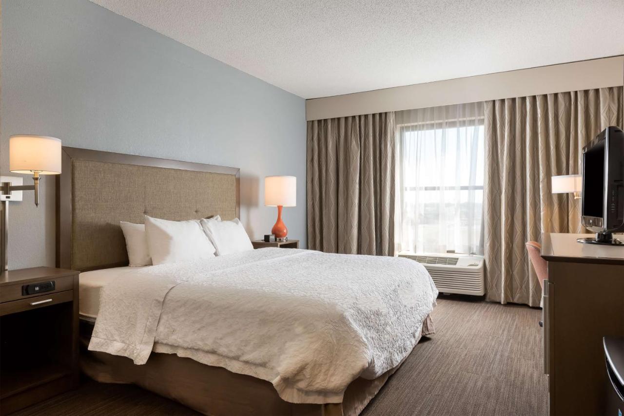 King Room with Bath Tub - Accessible/Non-Smoking at Hampton Inn Myrtle Beach-West
