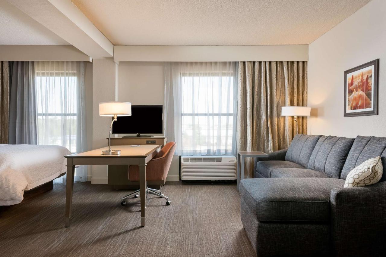 Non-Smoking Queen Oversized Room at Hampton Inn Myrtle Beach-West