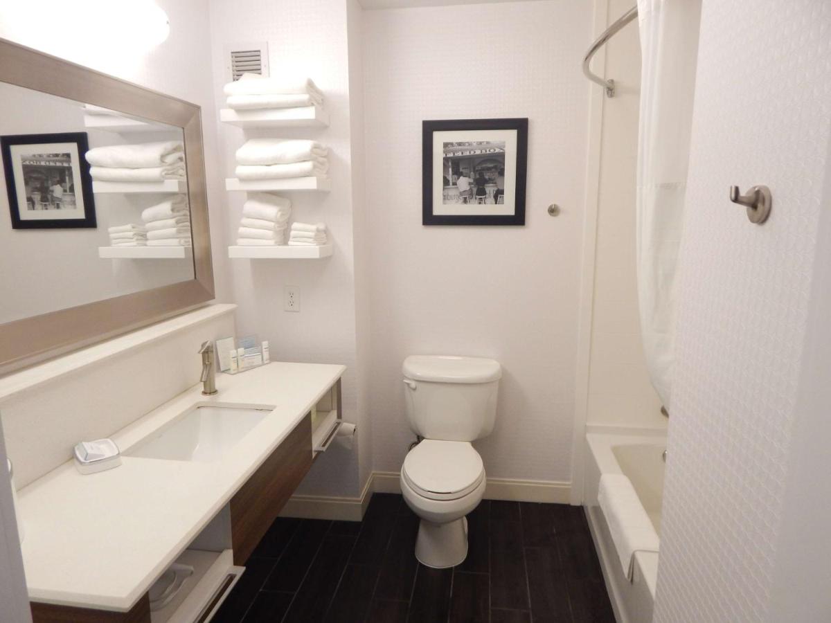 King Room with Accessible Tub at Hampton Inn Heath-Newark