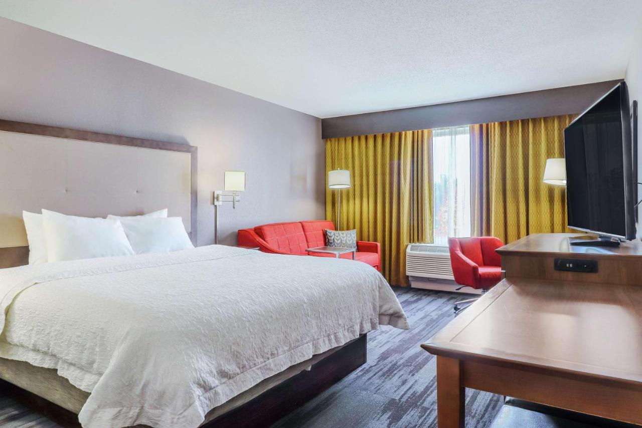 King Room with Sofa Bed at Hampton Inn Heath-Newark