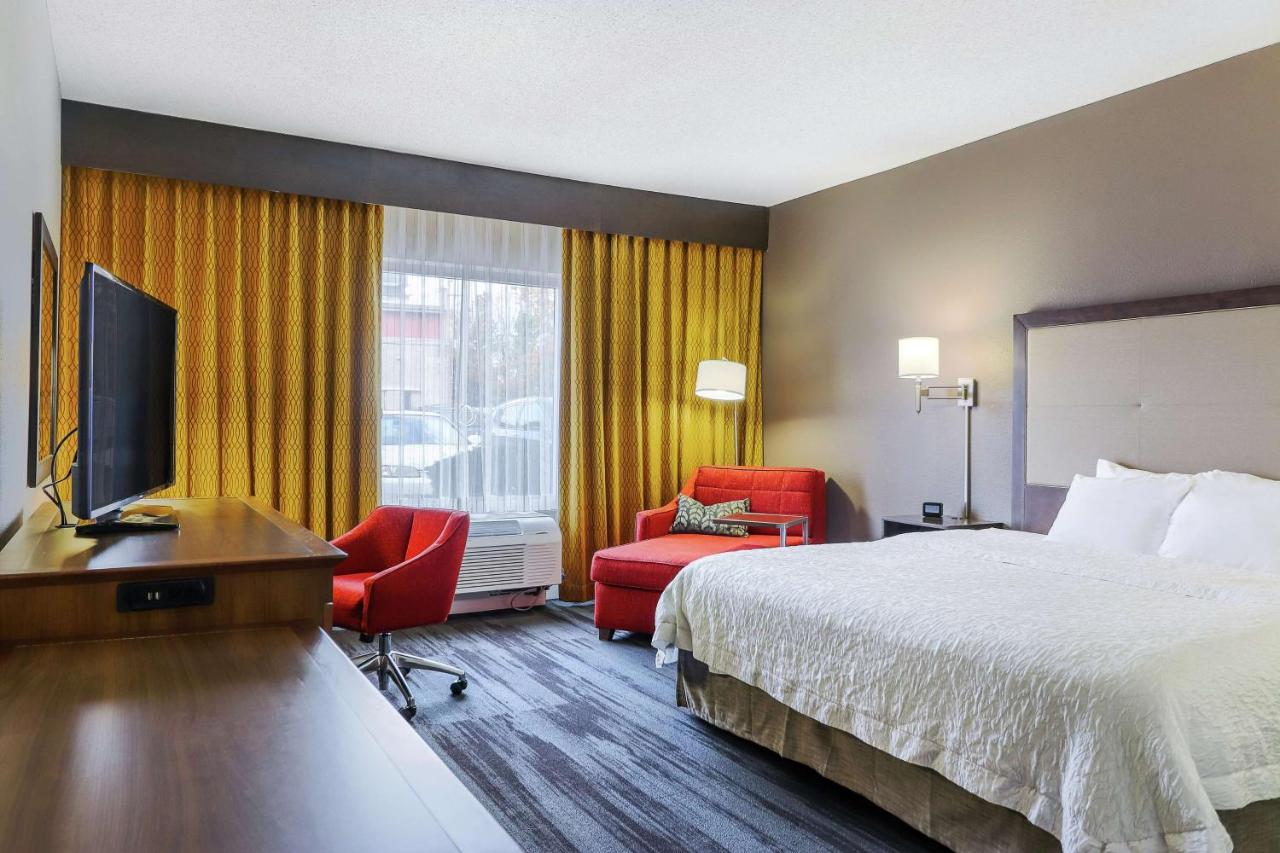 King Room with Accessible Tub at Hampton Inn Heath-Newark