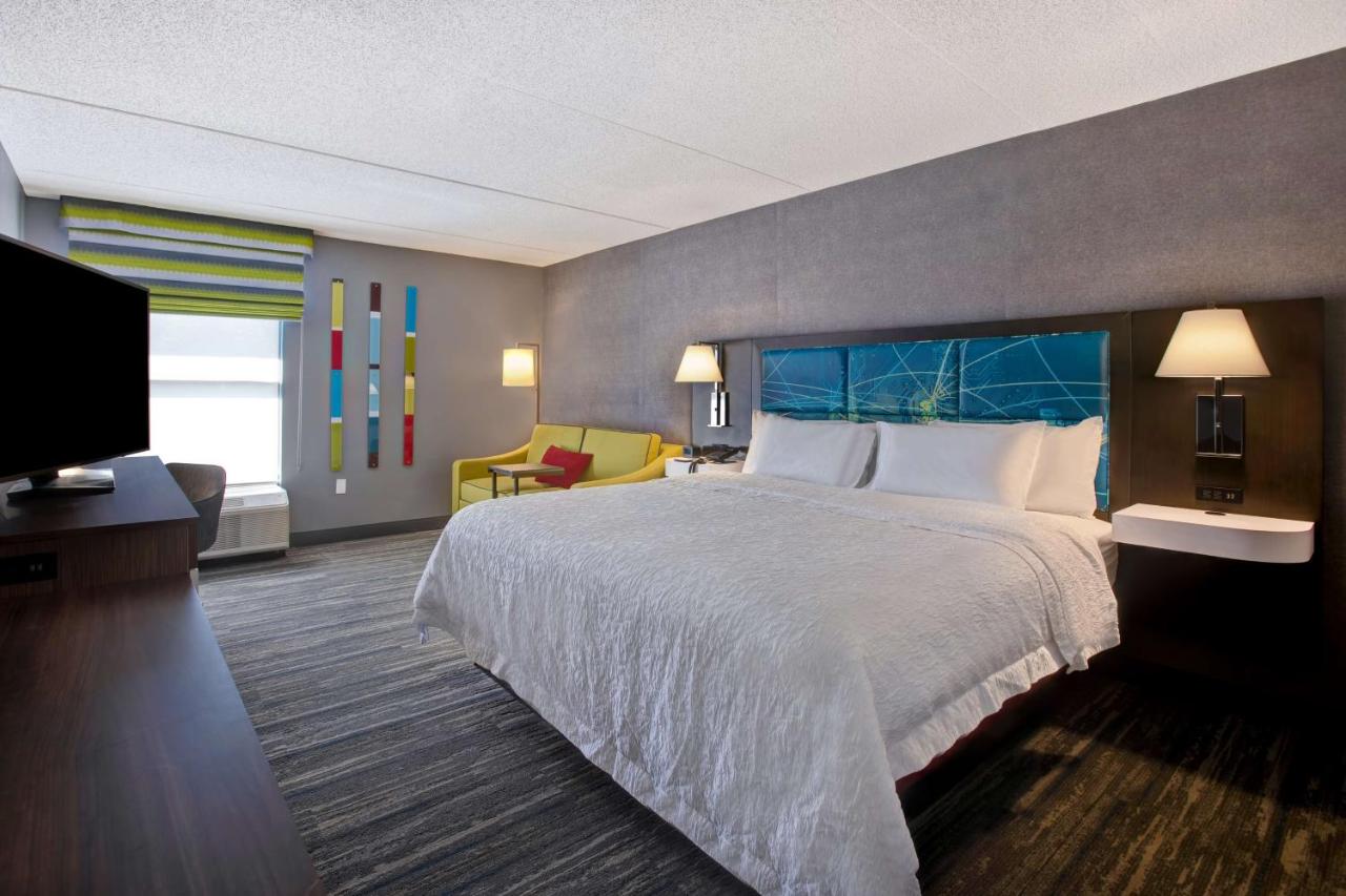 King Bed Study with Sofa Bed at Hampton Inn Olive Branch
