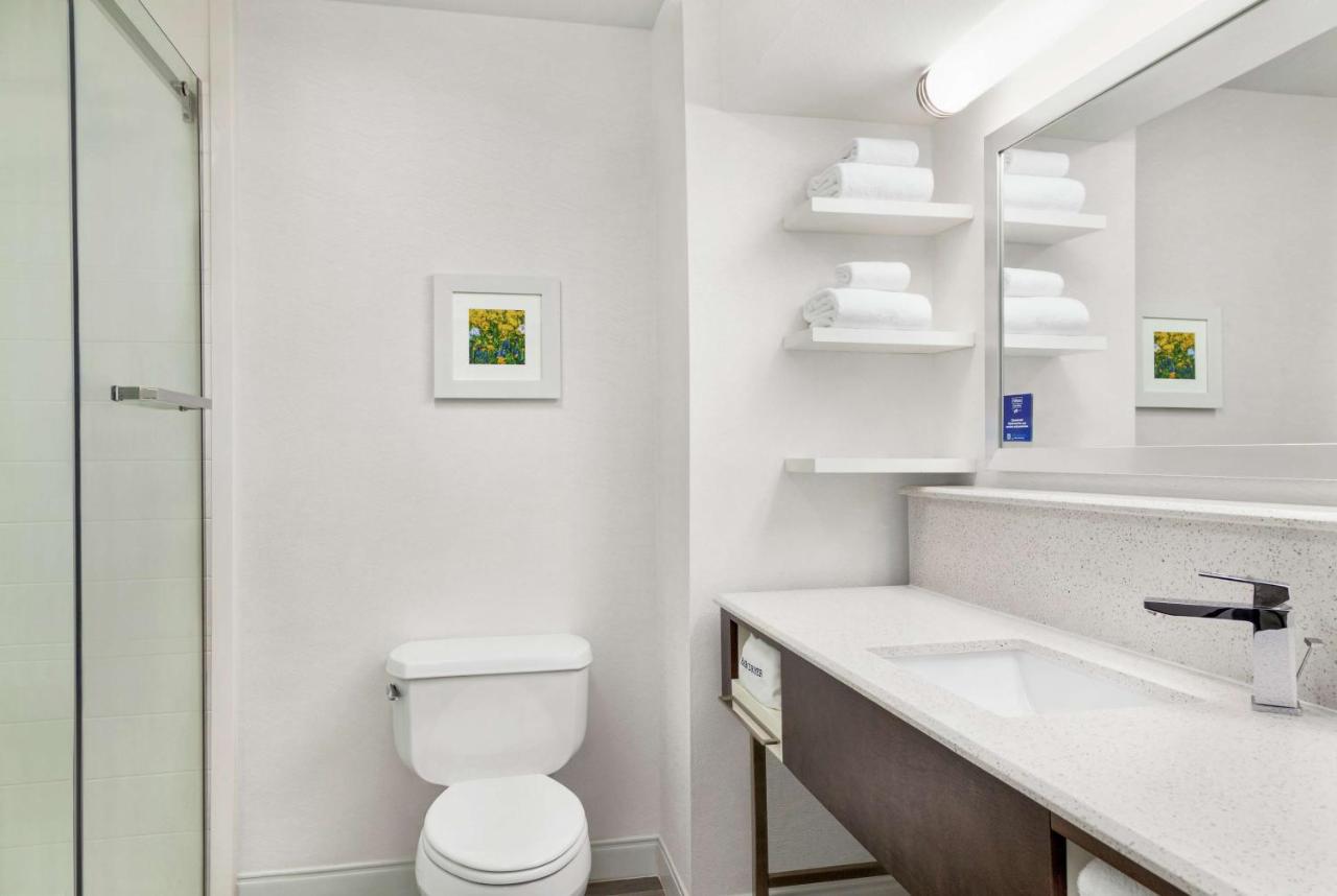 King Room at Hampton Inn Paris