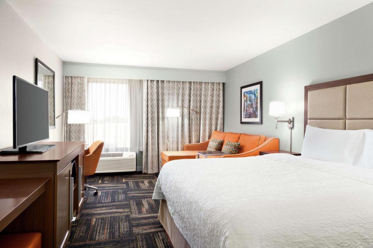 Deluxe King Room at Hampton Inn Paris