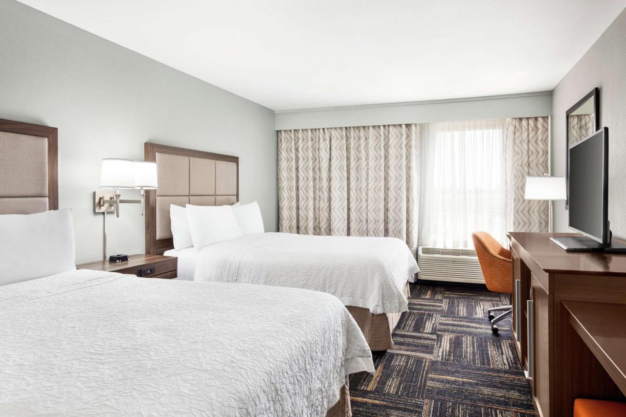 Queen Room with Two Queen Beds - Disability Access at Hampton Inn Paris
