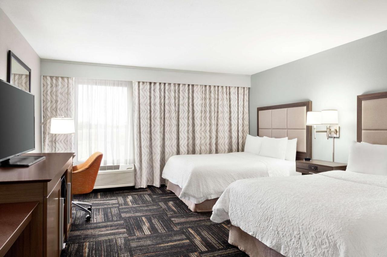 Queen Room with Two Queen Beds - Disability Access at Hampton Inn Paris