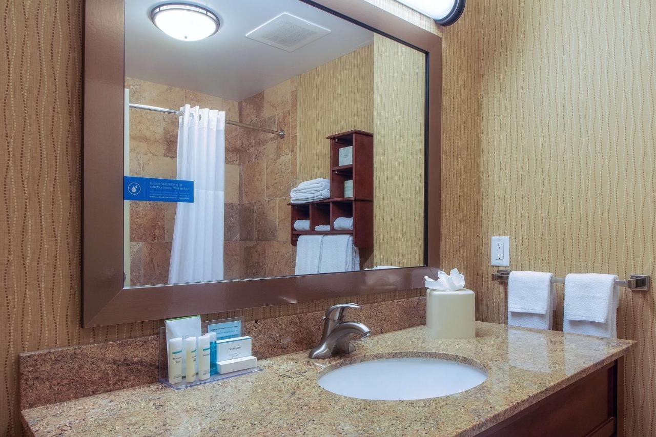 King Room - Hearing/Mobility Accessible at Hampton Inn Oxford/Miami University Area