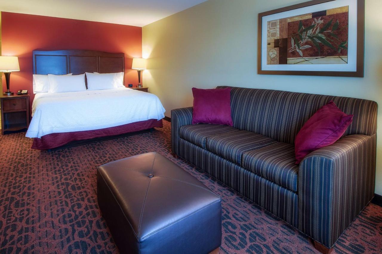 King Room with Sofa Bed at Hampton Inn Oxford/Miami University Area