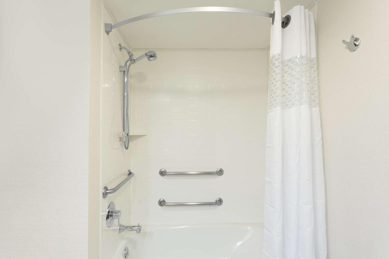 Queen Room Accessible with Tub - Non-Smoking at Hampton Inn Pittsburgh/West Mifflin