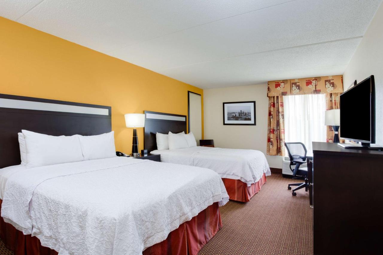 Queen Room - Non-Smoking at Hampton Inn Pittsburgh/West Mifflin
