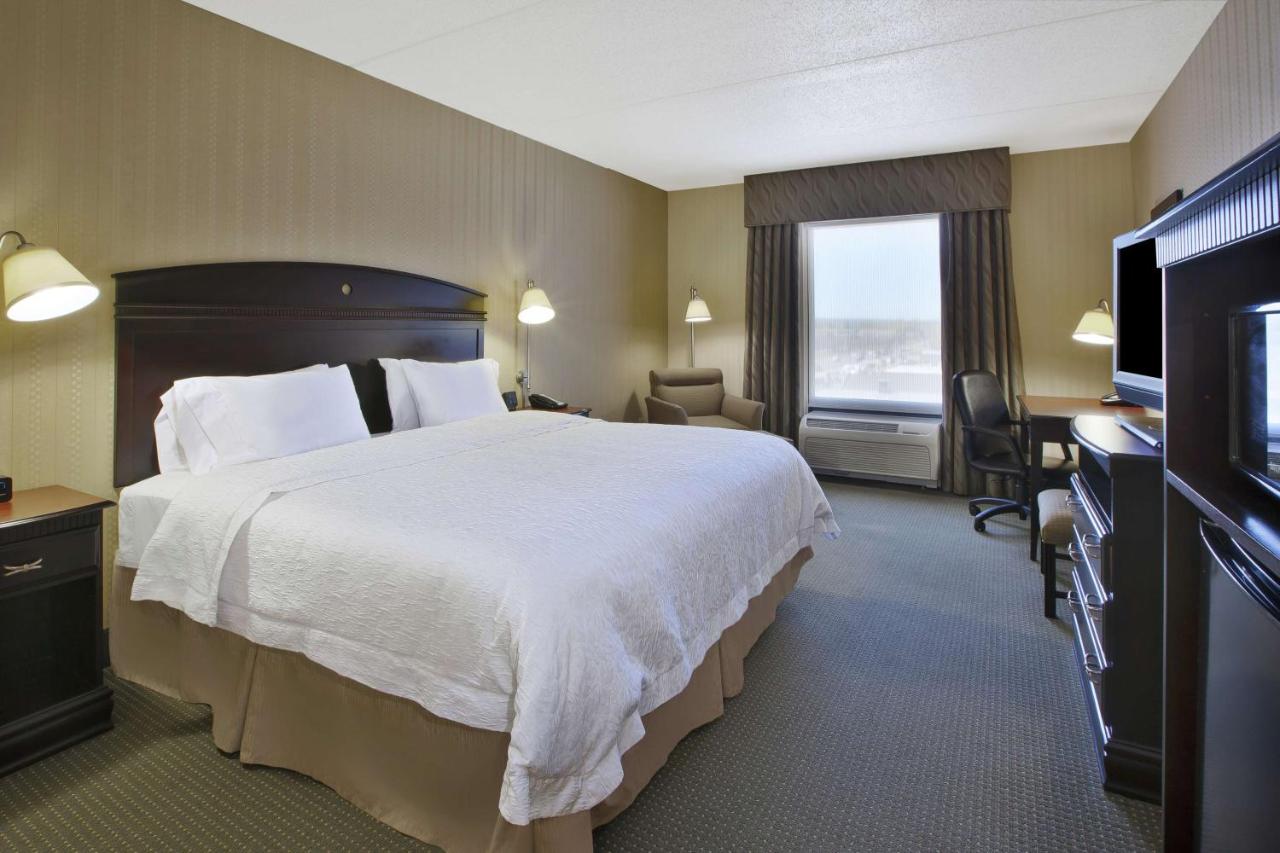 Large King Room at Hampton Inn & Suites Plattsburgh
