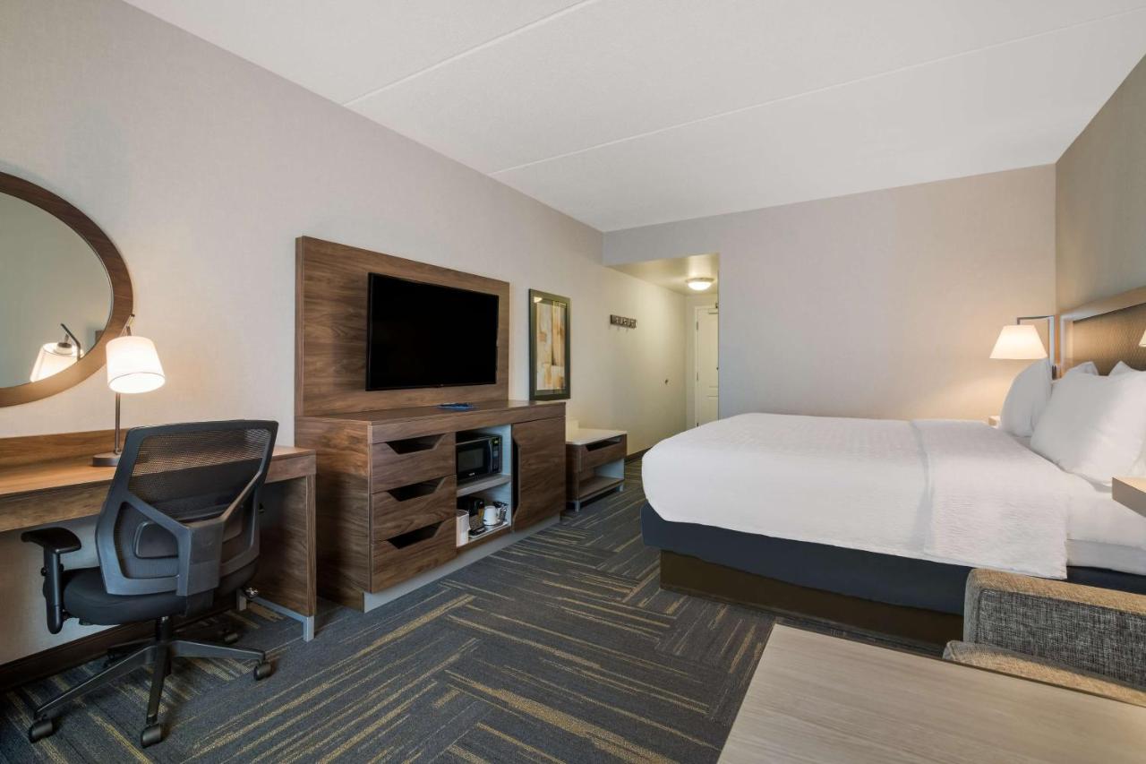 Large King Room at Hampton Inn & Suites Plattsburgh