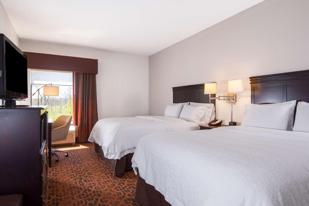 Queen Room with Two Queen Beds - Non-Smoking at Hampton Inn Parkersburg-Mineral Wells