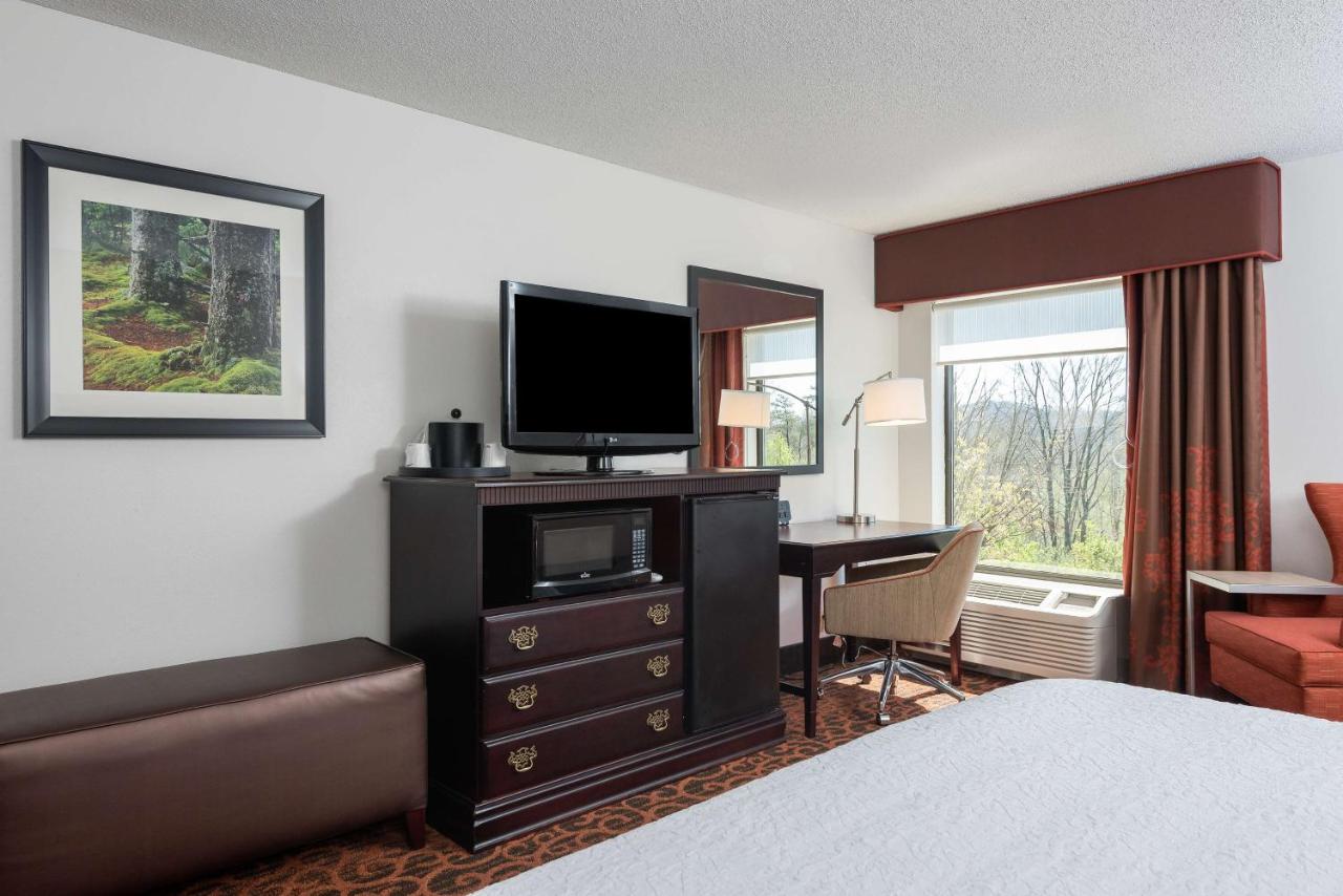 King Room - Disability Access with Tub/Non-Smoking at Hampton Inn Parkersburg-Mineral Wells