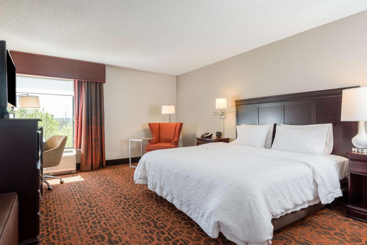 King Room - Disability Access with Tub/Non-Smoking at Hampton Inn Parkersburg-Mineral Wells