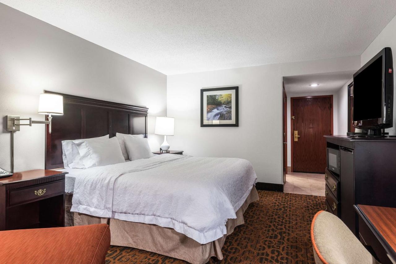 King Room - Non-Smoking at Hampton Inn Parkersburg-Mineral Wells