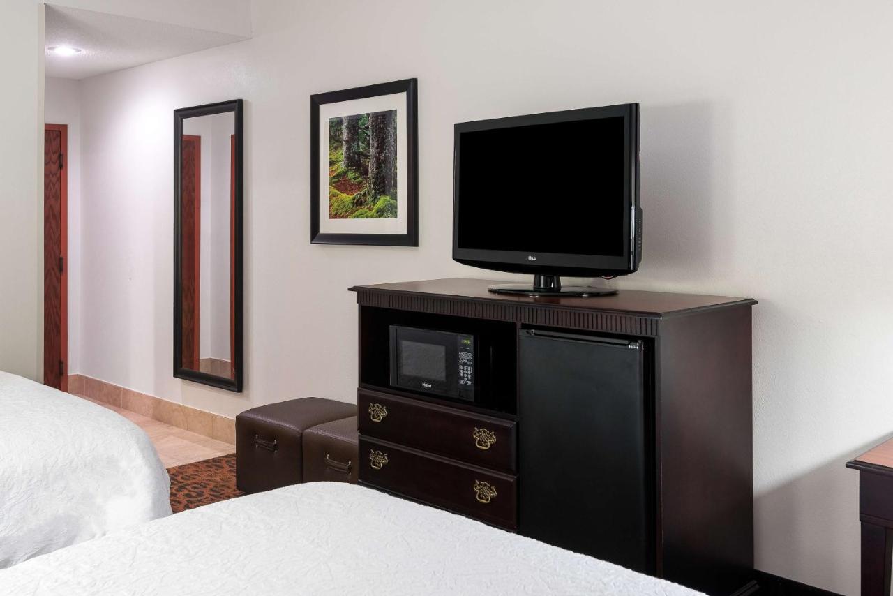 Queen Room with Two Queen Beds - Non-Smoking at Hampton Inn Parkersburg-Mineral Wells